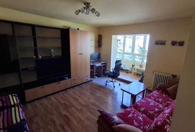 Apartament cu 3 camere decomandat în Dristor