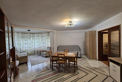 Apartament cu 3 camere semidecomandat, mobilat în 13 Septembrie