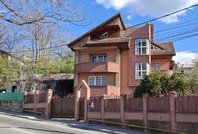 Casă individuală cu 5 camere în Central