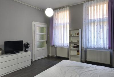 Apartament central, 2 camere, centrala gaz. 390 E/lună. Comision 0 - 5