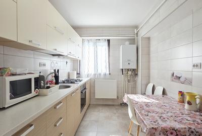 Apartament cu 2 camere decomandat în Micro 17