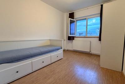 Apartament cu 4 camere semidecomandat în Tineretului
