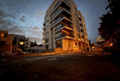 Apartament cu 3 camere semidecomandat în Moșilor