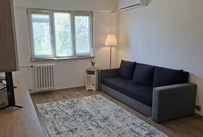 Apartament cu 2 camere semidecomandat în P-ța Victoriei