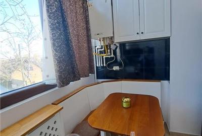 Apartament cu 3 camere decomandat, mobilat în Valea Adâncă