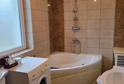 Vand in Unirii,casa cu etaj,5 camere singur in curte strada Marului,teren 1960mp - 2