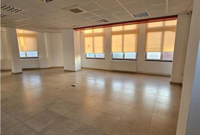 Birou, de 900 mp, în Piața Cluj