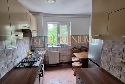 Apartament cu 3 camere semidecomandat, mobilat în Dacia