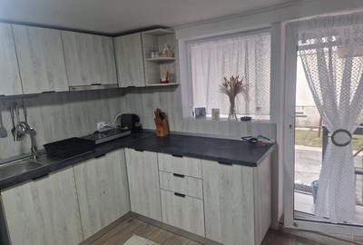 De închiriat apartament cu 3 camere la et 1 si o garsoniera la parter,imobil cas - 7