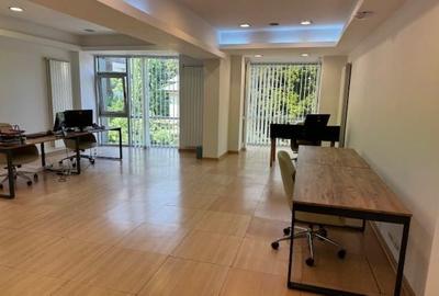 Apartament cu 3 camere decomandat, mobilat în P-ța Victoriei