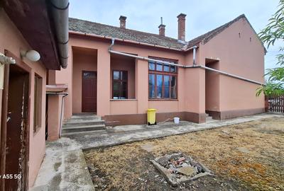Casa de vanzare  - Ilia, str. Traian , nr. 2 - 3