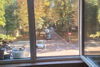 Apartament cu 3 camere semidecomandat în Alexandru Obregia