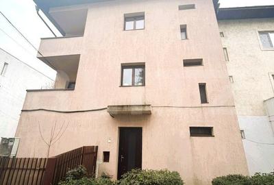 Casă individuală cu 6 camere în Central