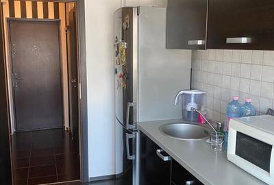 Apartament cu 3 camere semidecomandat în Brâncoveanu