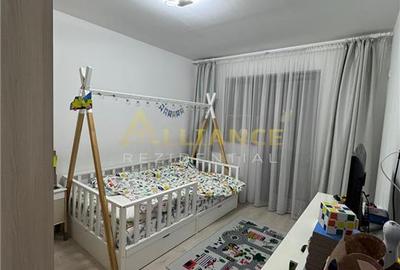 Apartament cu 3 camere decomandat în Metalurgiei