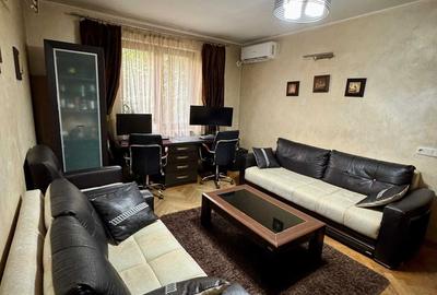Apartament cu 3 camere semidecomandat, mobilat în Romană