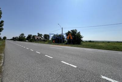 Teren 9969 mp, situat la E85, între două intrări pe autostrada A7 - 4
