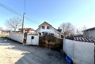 Casă cu 4 camere în Unirea
