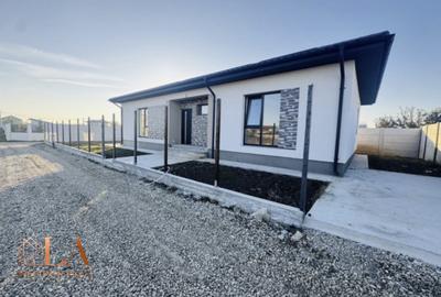 Casă individuală cu 4 camere în Domnești