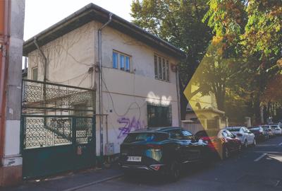 Apartament cu 4 camere semidecomandat în Moșilor