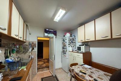 Apartament 4 camere decomandate zona Poarta 6 - 1
