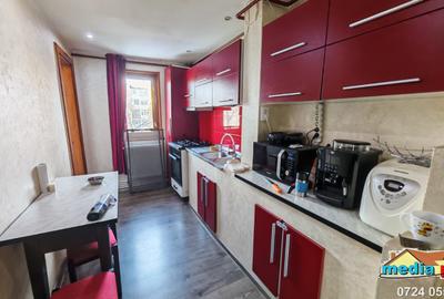 Apartament cu 3 camere semidecomandat în Micro 40