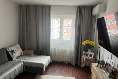 Apartament cu 2 camere semidecomandat, mobilat în Tei