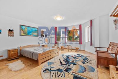 Vilă cu 6 dormitoare, 2 garaje, anexe multiple - 2076 mp teren - 12