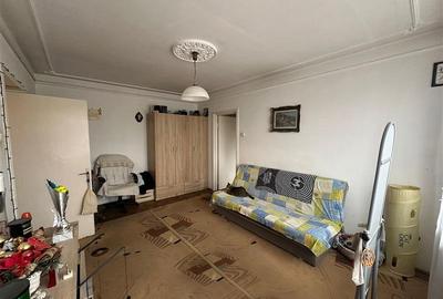 Apartament cu 3 camere semidecomandat în Tătărași