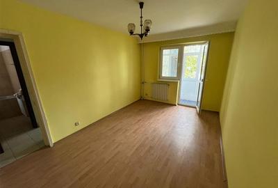 Apartament cu 4 camere semidecomandat în Sud