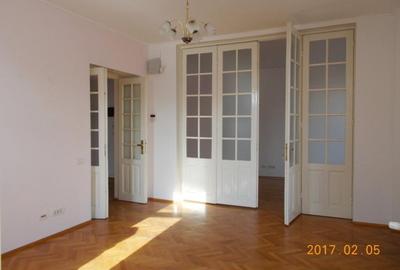 Apartament cu 4 camere semidecomandat în Cotroceni
