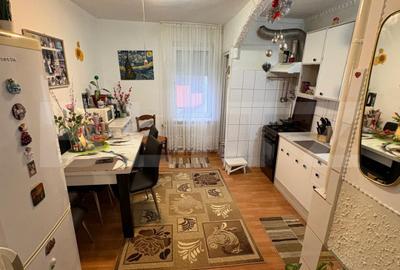 Apartament cu 4 camere decomandat, mobilat în Sângeorgiu de Mureș