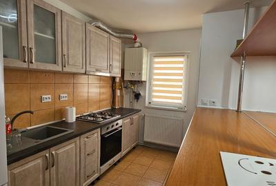Inchiriez apartament de 3 camere,situat in Cartierul Vasile Aaron,mobilat,et.1 - 4