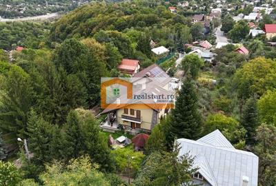 Casă individuală cu 9 camere în Est