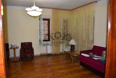 Apartament 3 camere de vanzare la etaj in  casa zona Centrul Vechi-Schei