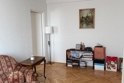 Apartament cu 3 camere semidecomandat în Gara de Nord