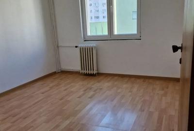 Apartament cu 3 camere decomandat în Dristor