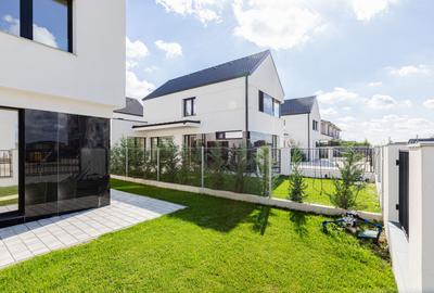 Casa Modernă cu Spații Vitrate Generoase - 24