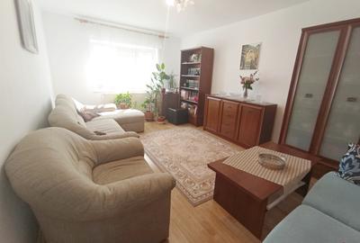 Apartament cu 3 camere decomandat, mobilat în Nicolina
