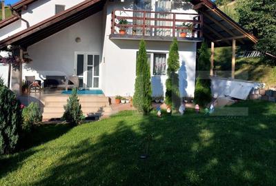 Casă individuală cu 7 camere în Poiana Mărului