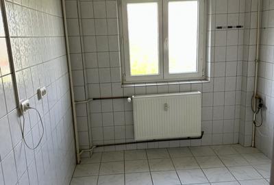 Vânzare apartament 3 camere decomandat - 2
