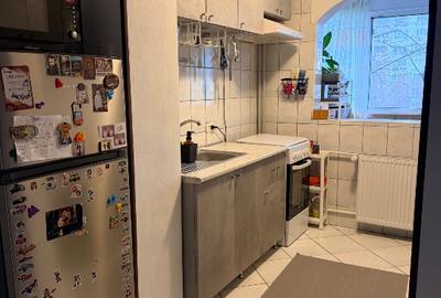 Închiriez apartament 3 camere - 4