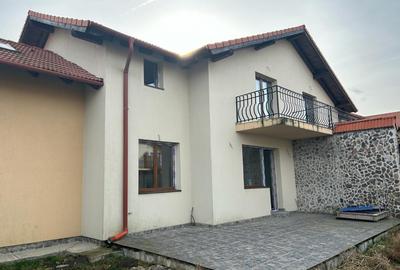 Duplex 4 camere 110mp + curte, zona Sanpetru