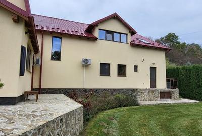 Casă individuală cu 5 camere în Periferie