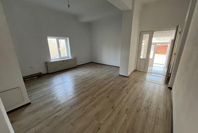 Apartament 2 camere si spatiu comercial la parter in Pian