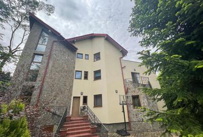 Vila de vis cu parc privat  — Panoramă Unică Spre Crucea Caraiman, - 1