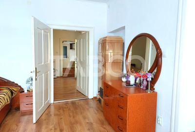 Casa si curte pretabila pentru 2 familii 980 mp teren liber Cisnadie - 15