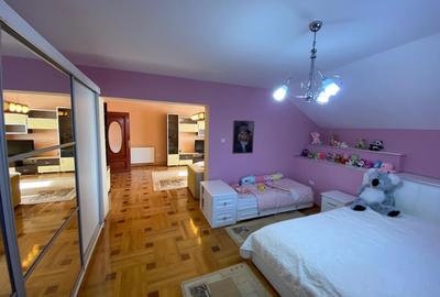 Casă individuală cu 7 camere în Central