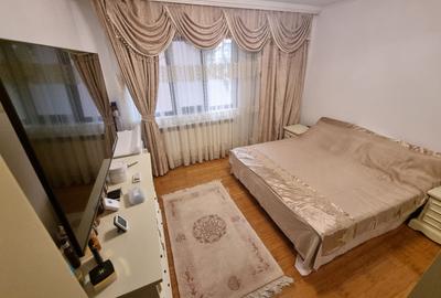 Apartament cu 3 camere decomandat, mobilat în Faleza Nord