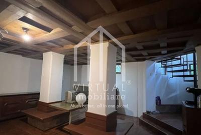 Casa formata din 2 apartamente, 2 garaje,  3 bai - zona Trei Stejari - 17